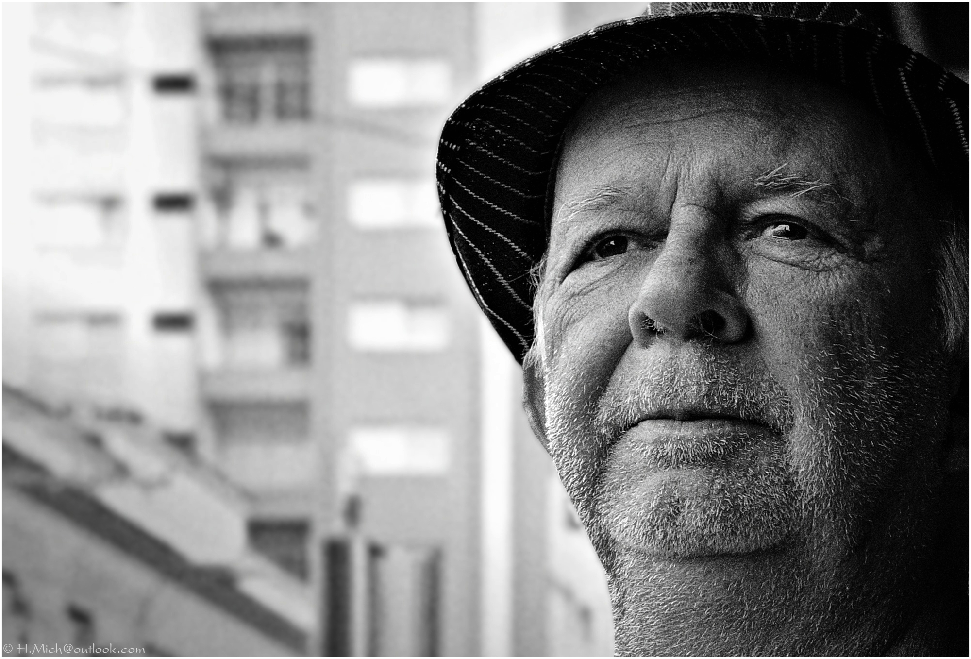 Diarium.Studio-One.Art.Br Portrait of man in urban setting © h.mich@studio-one.art.br