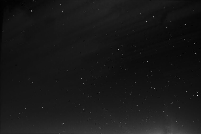 StudioOne Repo – Fotografia PB de um céu com estrelas.
