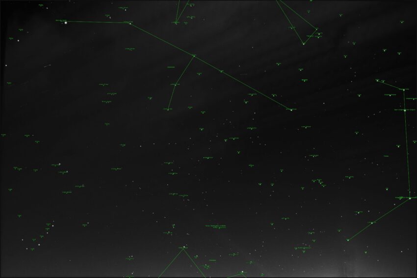 StudioOne Repo – Fotografia PB de um céu noturno com estrelas.