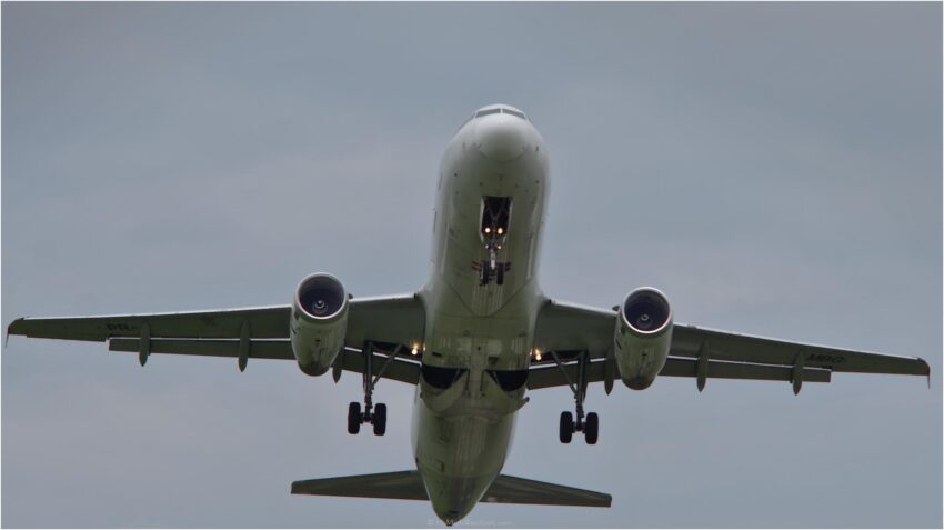 StudioOne Repo – Uma Foto um grande avião que está voando no céu.