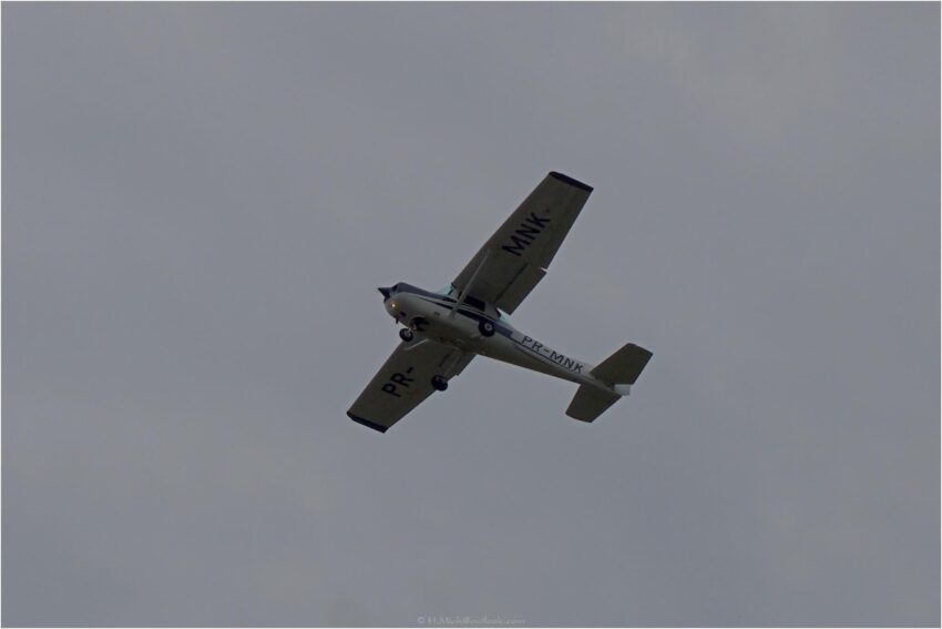 StudioOne Repo – Uma Foto um pequeno avião que está voando no céu.