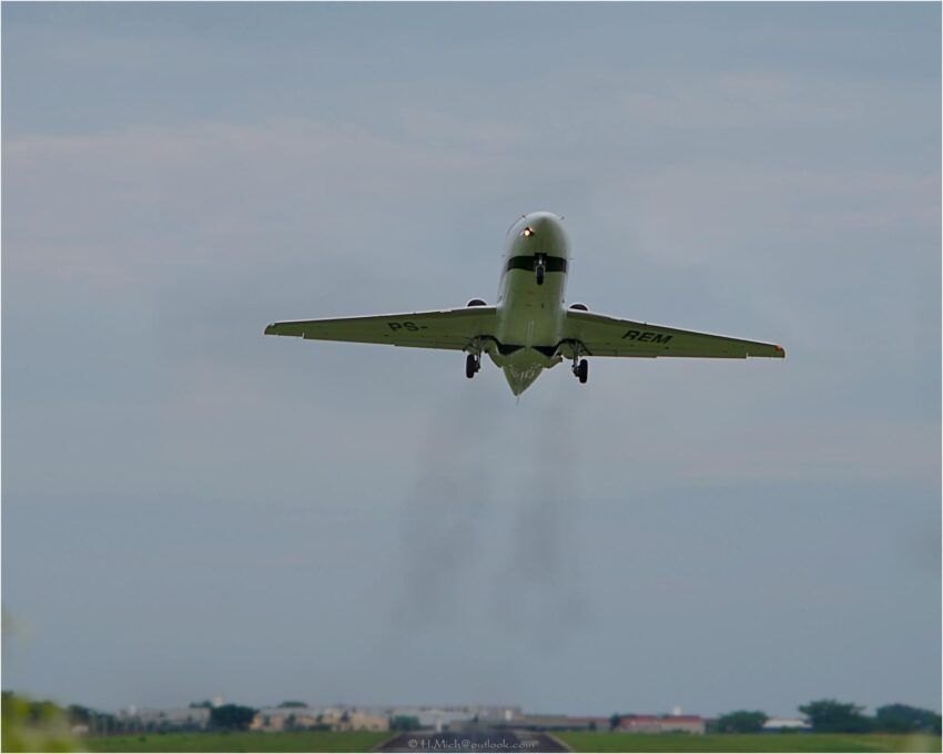 StudioOne Repo – Uma Foto um pequeno avião que está voando no céu.