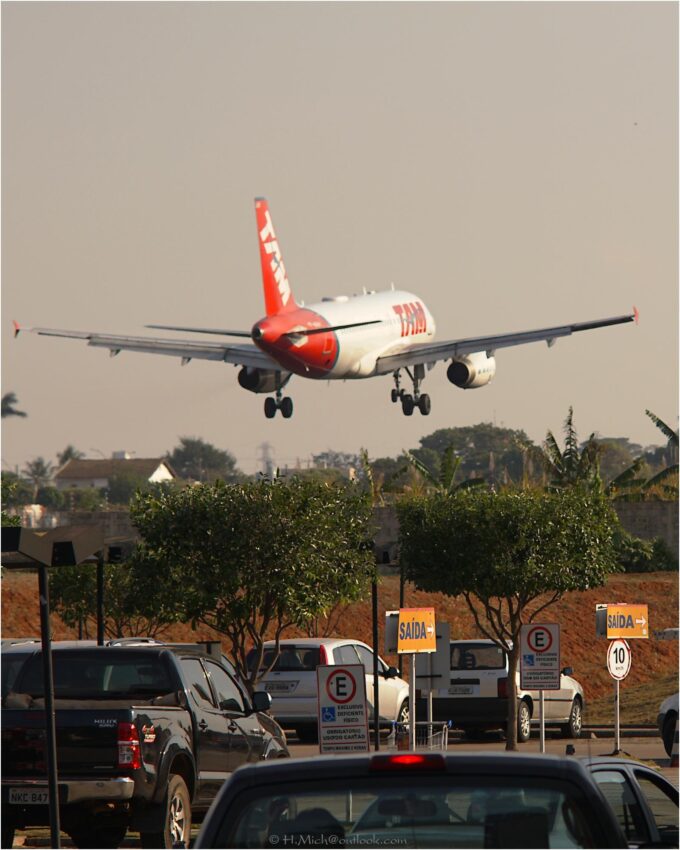 StudioOne Repo – Uma Foto de um avião decolando do aeroporto.
