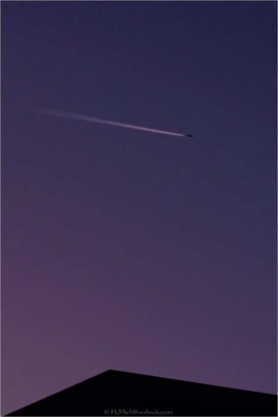 StudioOne Repo – Uma Foto um avião que está voando no céu à noite.