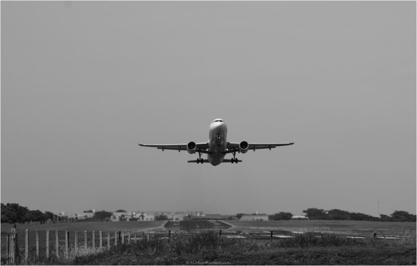 StudioOne Repo – Fotografia PB de um avião decolando.