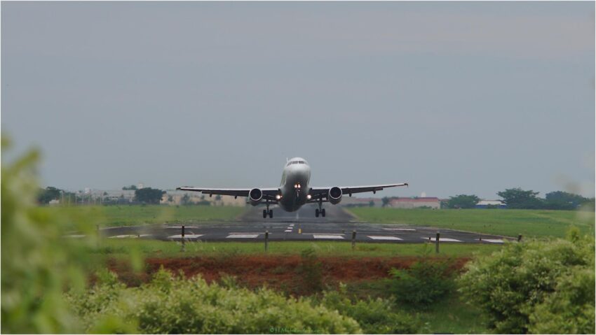 StudioOne Repo – Uma Foto um grande avião que está decolando da pista.