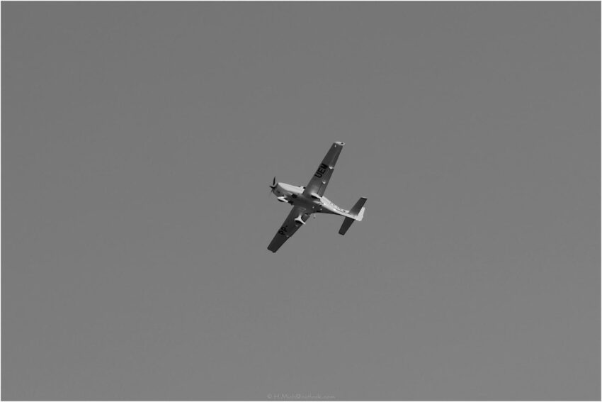 StudioOne Repo – Uma Foto um pequeno avião que está voando no céu.