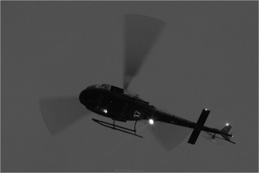 StudioOne Repo – Fotografia PB de um helicóptero no ar.