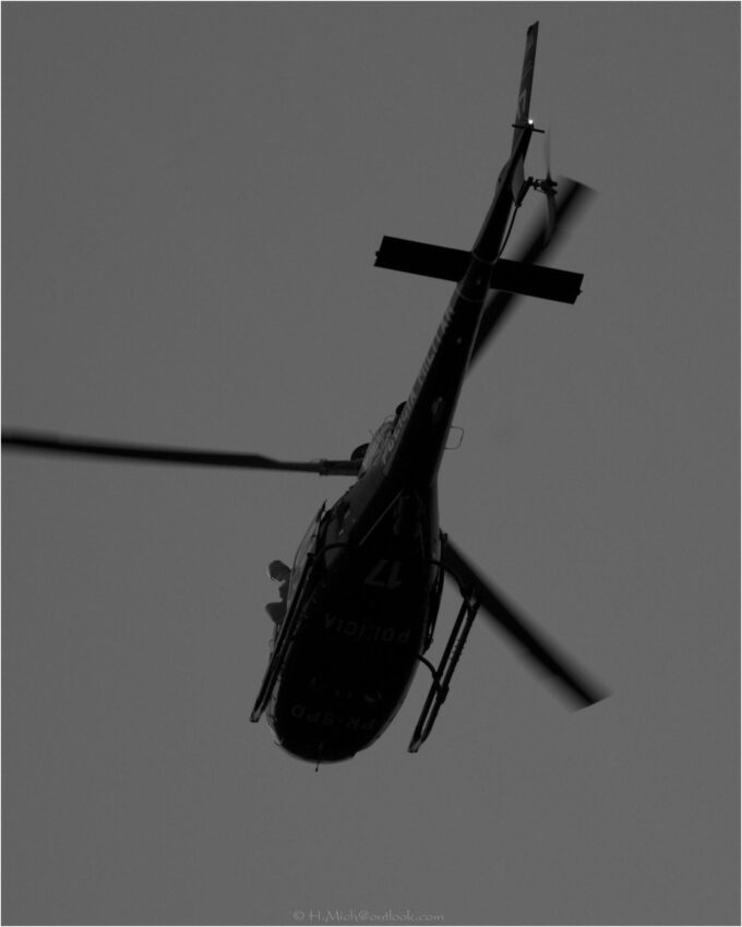StudioOne Repo – Fotografia PB de um helicóptero no ar.