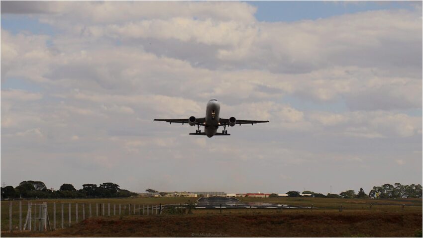 StudioOne Repo – Uma Foto um grande avião que está voando no céu.