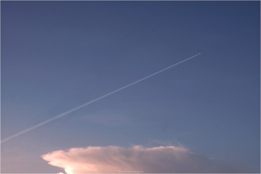 StudioOne Repo – Uma Foto um avião que está voando no céu com um contrail.