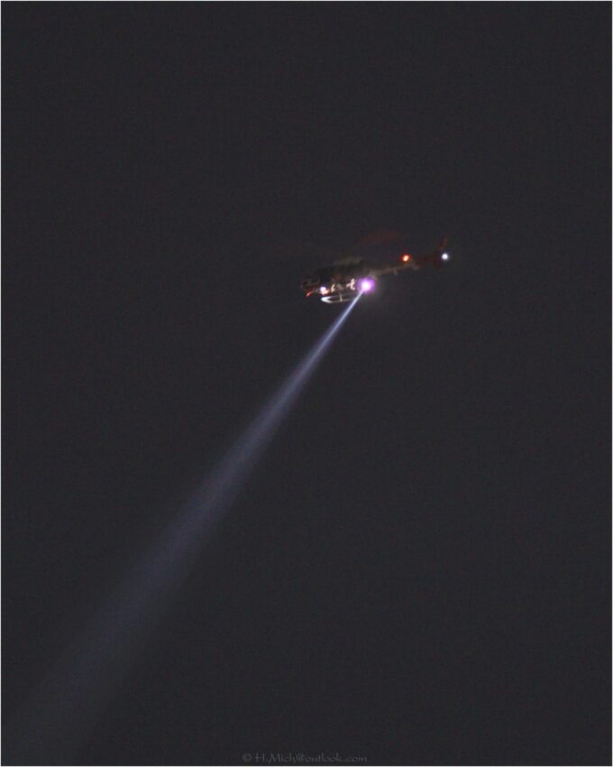 StudioOne Repo – Uma Foto um avião que está voando no céu à noite.