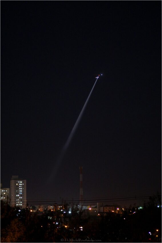 StudioOne Repo – Uma Foto um jato que está voando sobre uma cidade à noite.