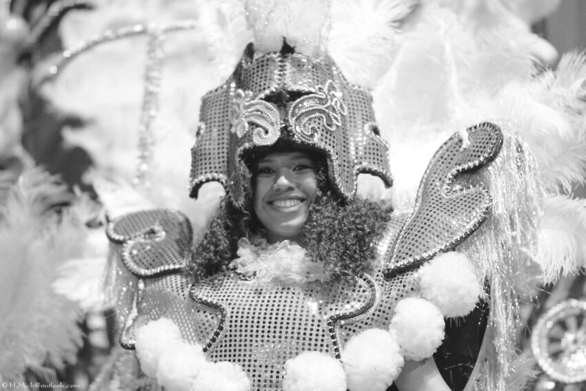 StudioOne Repo – Fotografia PB de uma mulher em uma fantasia.
