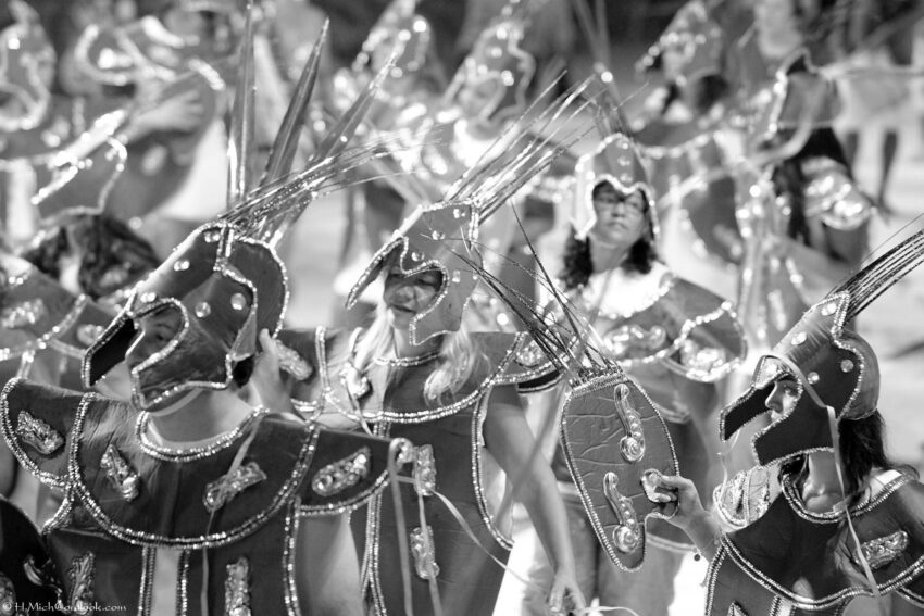 StudioOne Repo – Fotografia PB de um grupo de pessoas vestidas de fantasias.