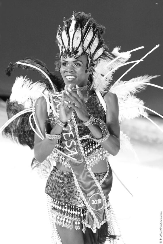 StudioOne Repo – Fotografia PB de uma mulher em uma fantasia.