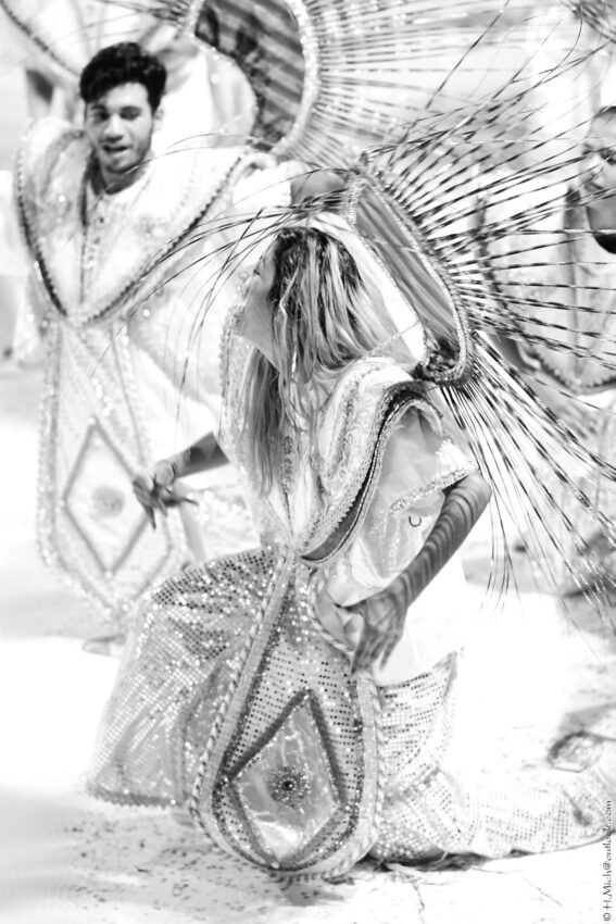 StudioOne Repo – Fotografia PB de um grupo de pessoas vestidas de fantasia.