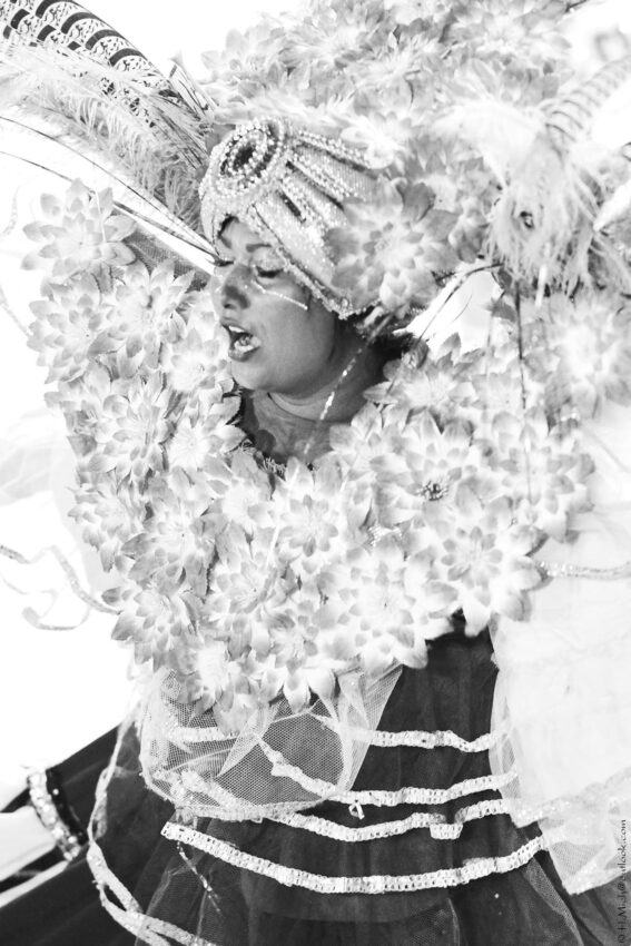 StudioOne Repo – Fotografia PB de uma mulher vestida com uma fantasia.