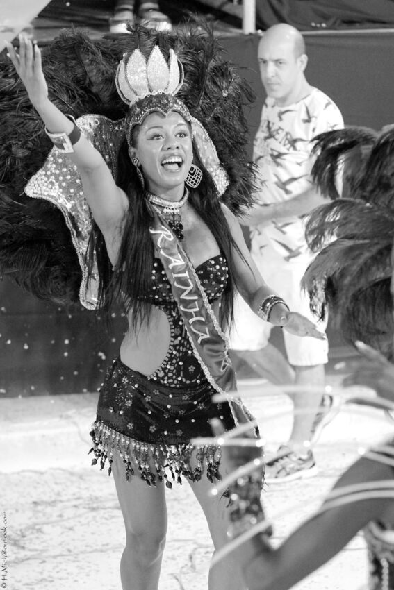 StudioOne Repo – Fotografia PB de uma mulher em uma fantasia.