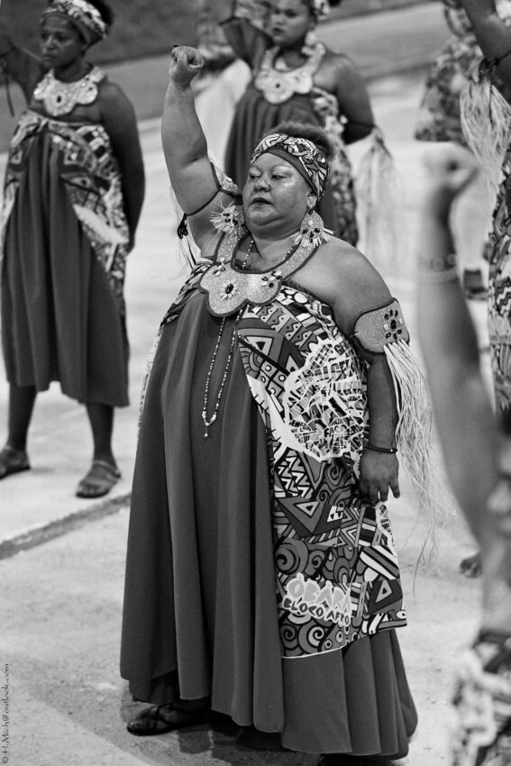 StudioOne Repo – Fotografia PB de uma mulher em um vestido.