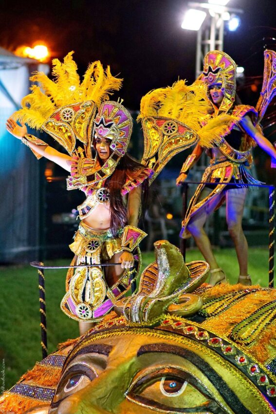 StudioOne Repo – Uma Foto uma mulher em uma fantasia de carnaval em um cavalo.