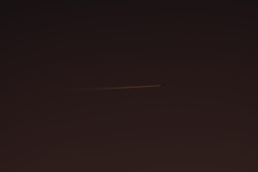 StudioOne Repo – Uma Foto um avião que está voando no céu à noite.