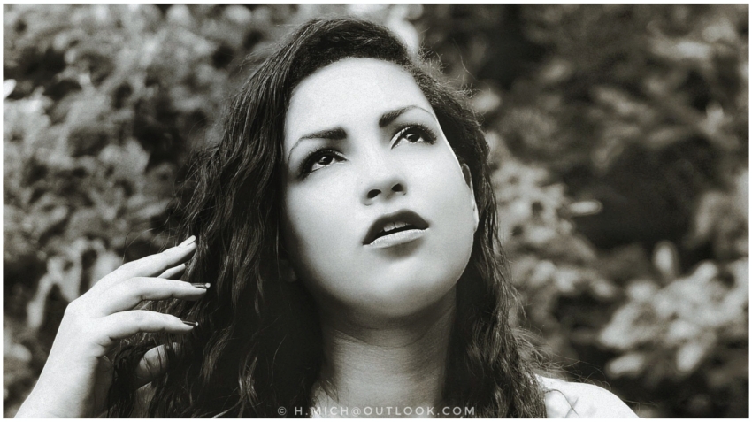 StudioOne Repo – Fotografia PB de uma mulher falando em um telefone celular.