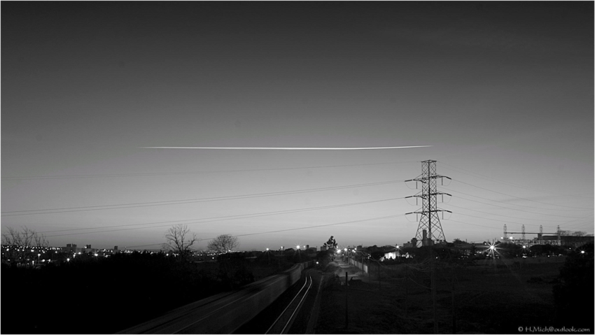 StudioOne Repo – Fotografia PB de um trem descendo os trilhos.