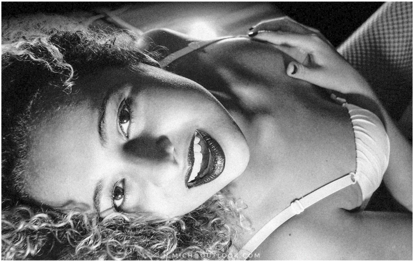 StudioOne Repo – Fotografia PB de uma mulher com cabelos encaracolados.