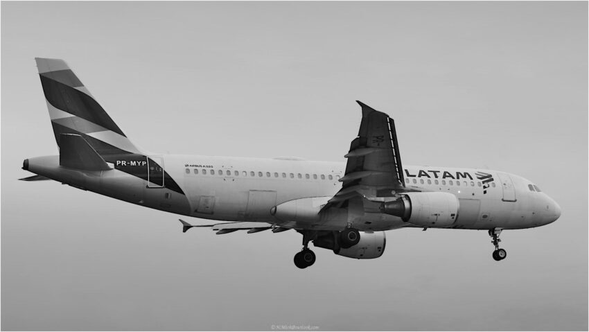 StudioOne Repo – Fotografia PB de um avião no céu.