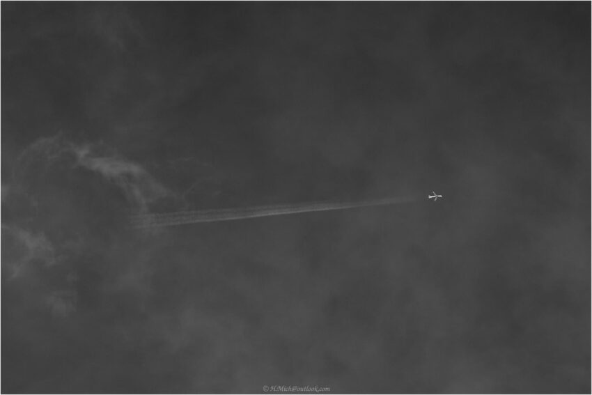 StudioOne Repo – Uma Foto um avião que está voando no céu no escuro.