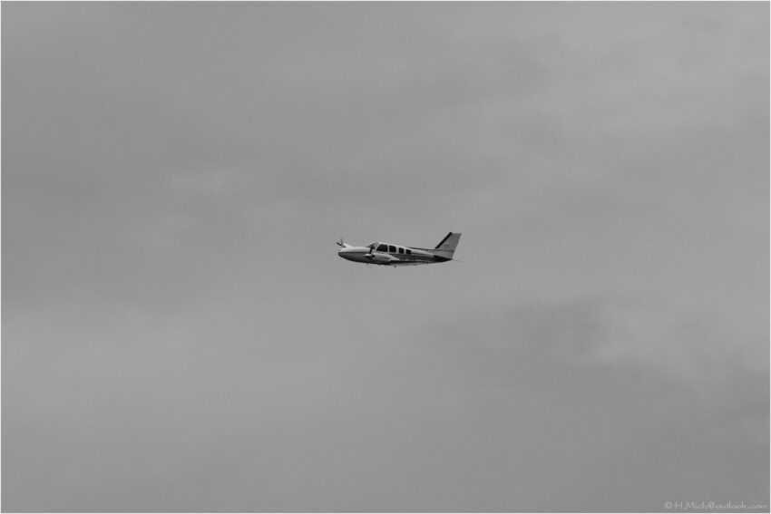 StudioOne Repo – Uma Foto um pequeno avião que está voando no céu.