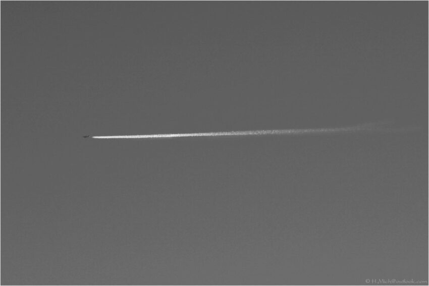 StudioOne Repo – Uma Foto um avião que está voando no céu com uma trilha.