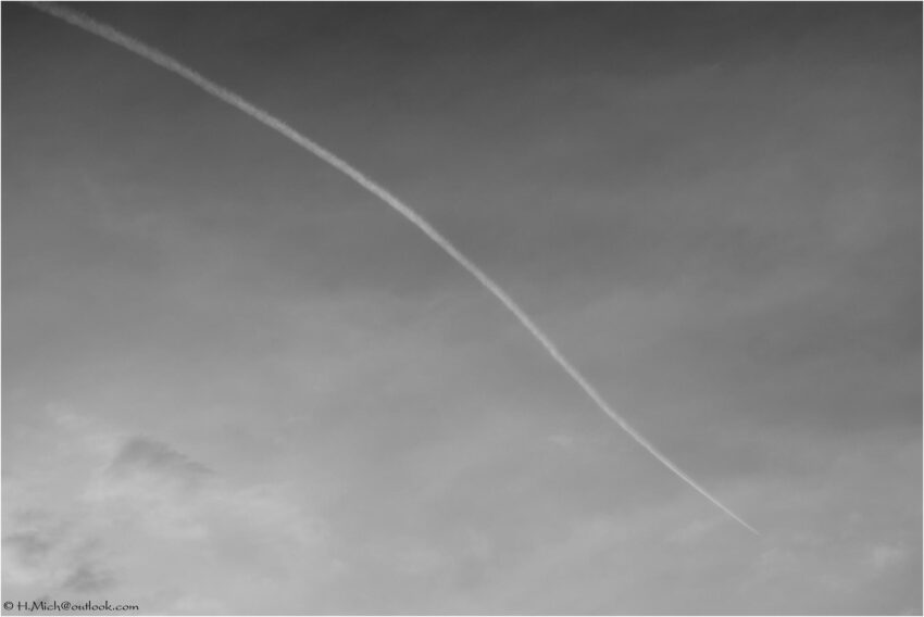 StudioOne Repo – Fotografia PB de um jato voando no céu.