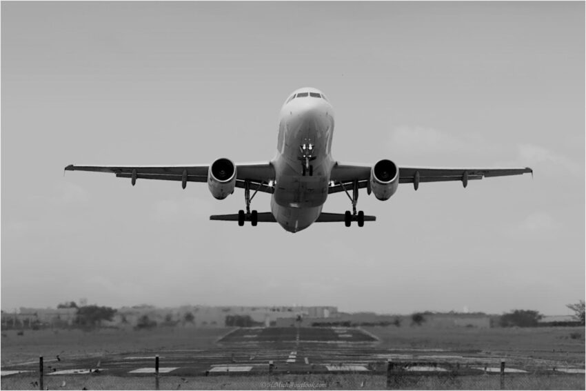 StudioOne Repo – Fotografia PB de um avião decolando.