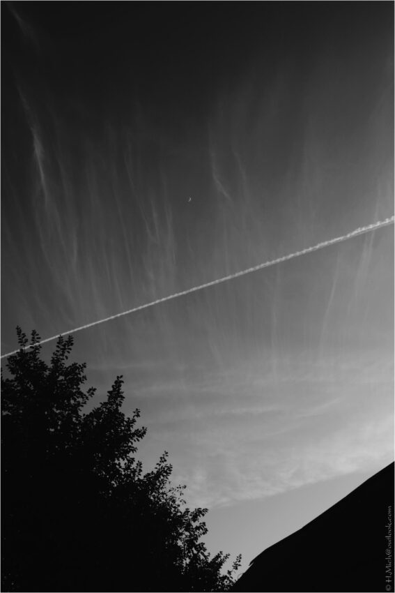 StudioOne Repo – Fotografia PB de um contrail no céu.