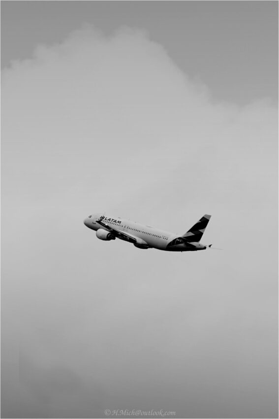 StudioOne Repo – Fotografia PB de um avião no céu.