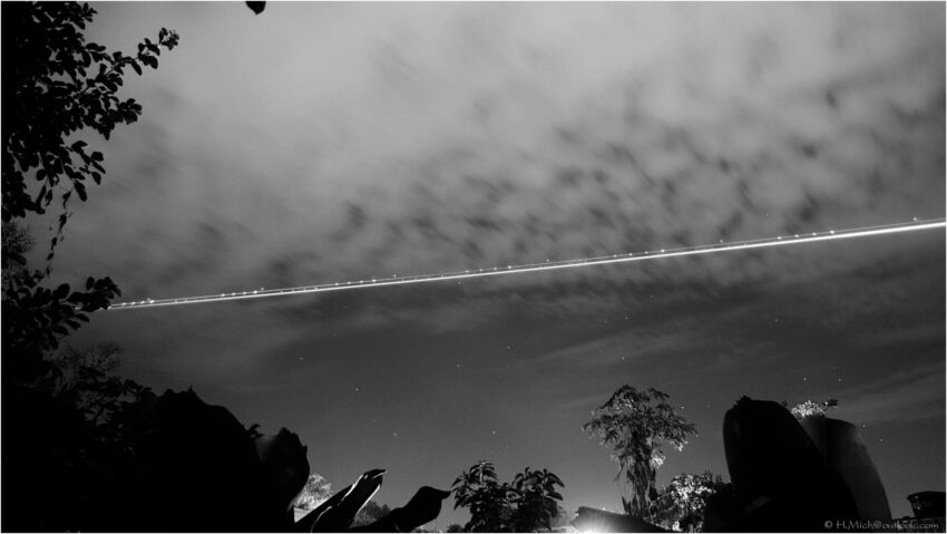 StudioOne Repo – Uma Foto um avião que está voando no céu à noite.