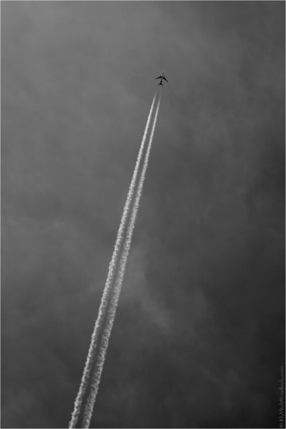 StudioOne Repo – Uma Foto um avião que está voando no céu com os contrails.