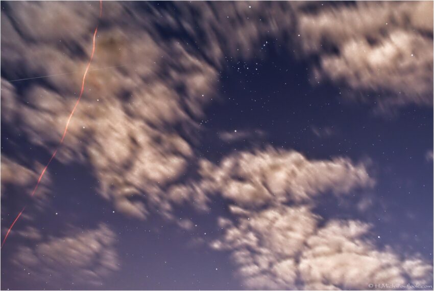 StudioOne Repo – Uma Foto um avião que está voando no céu à noite.