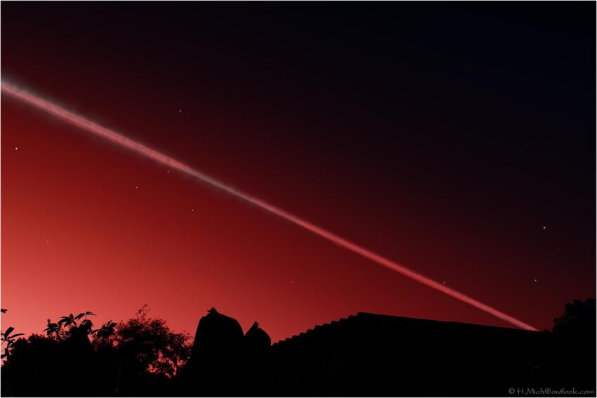 StudioOne Repo – Uma Foto de um avião voando no céu à noite.