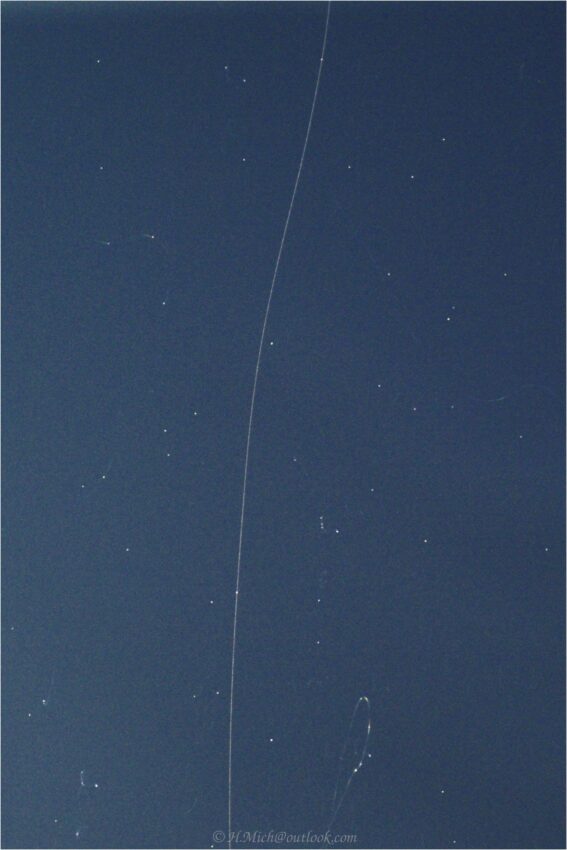 StudioOne Repo – Uma Foto de uma pipa voando no céu à noite.